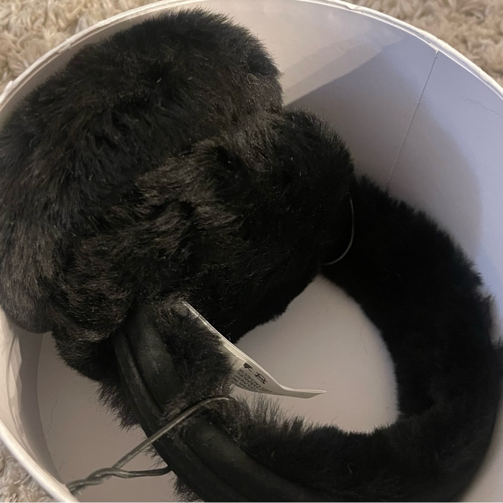 NWT UGG Australia Classic Logo Shearling Earmuffs Black NEW With Box - Picture 6 of 9